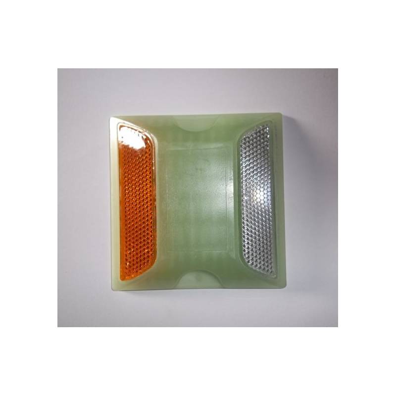 PHOTOLUMINESZIERENDER UND RETROREFLEKTIERENDER STRASSENPOLLER