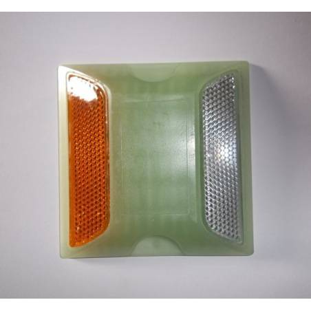 PHOTOLUMINESZIERENDER UND RETROREFLEKTIERENDER STRASSENPOLLER
