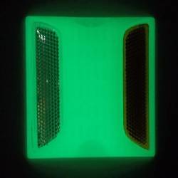 PHOTOLUMINESZIERENDER UND RETROREFLEKTIERENDER STRASSENPOLLER